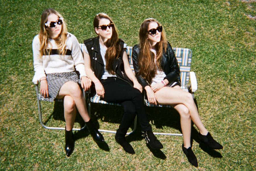 Este Haim,  con sus compañeras de HAIM